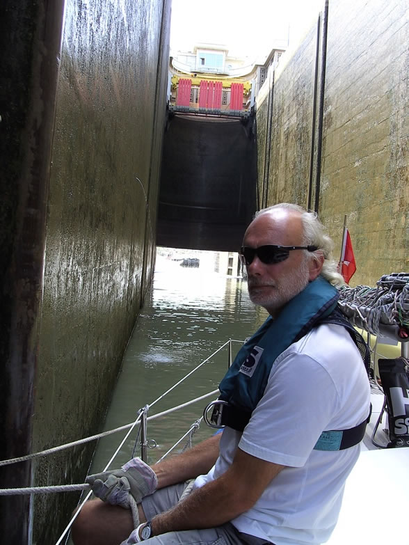 ECLUSE DE BOLLENE, the downstream gate opens